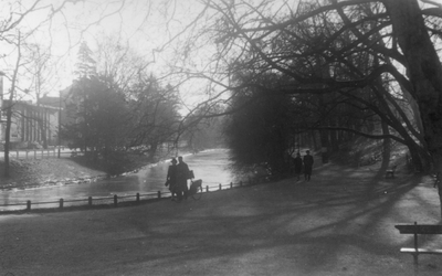 221102 Gezicht op de Stadsbuitengracht te Utrecht vanaf een wandelpad in het singelplantsoen ter hoogte van het ...